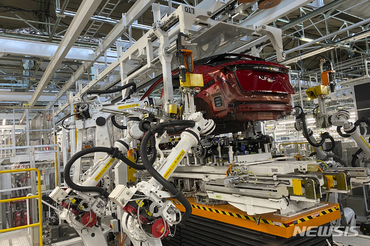 [도치기현=AP/뉴시스]일본 닛산의 전기자동차 생산 모습. 2022.11.15.