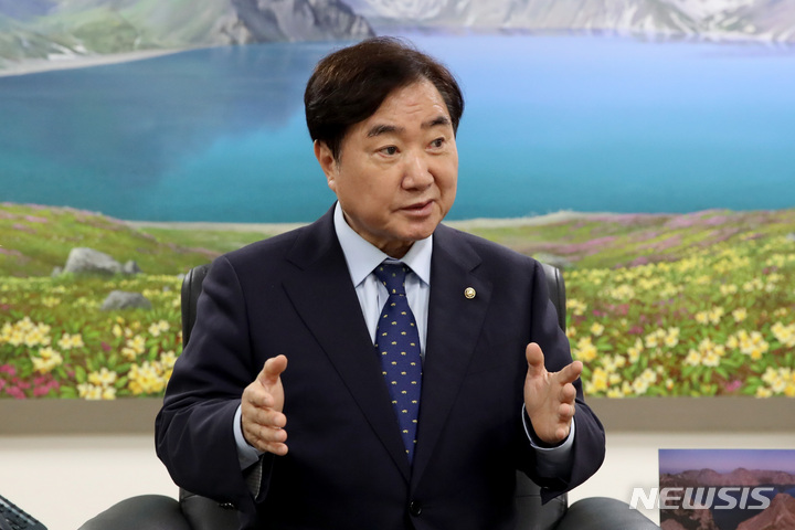 [서울=뉴시스] 김병문 기자 = 이석현 민주평화통일자문회의 수석부의장이 지난 6일 오후 서울 중구 민주평화통일자문회의에서 뉴시스와 인터뷰를 하고 있다. 2021.10.09. dadazon@newsis.com