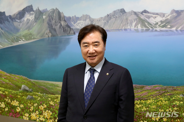 [서울=뉴시스] 김병문 기자 = 이석현 민주평화통일자문회의 수석부의장이 지난 6일 오후 서울 중구 민주평화통일자문회의에서 뉴시스와 인터뷰를 하기에 앞서 포즈를 취하고 있다. 2021.10.09. dadazon@newsis.com