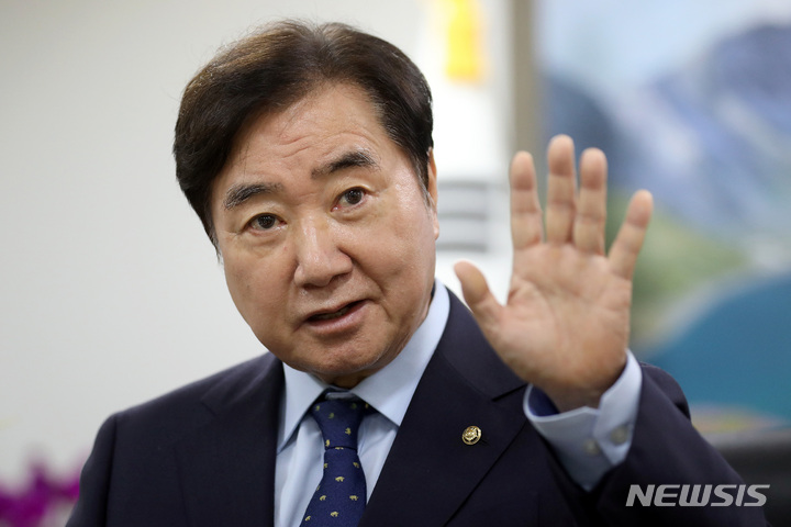 [서울=뉴시스] 김병문 기자 = 이석현 민주평화통일자문회의 수석부의장이 지난 6일 오후 서울 중구 민주평화통일자문회의에서 뉴시스와 인터뷰를 하고 있다. 2021.10.09. dadazon@newsis.com