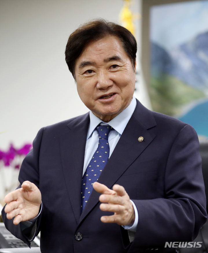[서울=뉴시스] 김병문 기자 = 이석현 민주평화통일자문회의 수석부의장이 지난 6일 오후 서울 중구 민주평화통일자문회의에서 뉴시스와 인터뷰를 하고 있다. 2021.10.09. dadazon@newsis.com