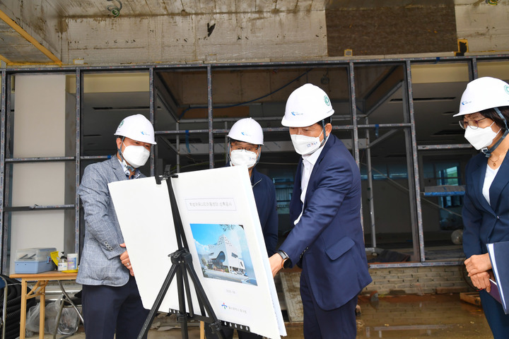 [울산=뉴시스] 구미현 기자 =&nbsp; 박태완 중구청장은 8일 오전 11시 구교로 92일원 학성동 행정복지센터 건립 공사 현장을 찾아 공사 진행 상황과 시설 현황 등을 살폈다. 2021.10.09. (사진=울산시 중구 제공) photo@newsis.com *재판매 및 DB 금지