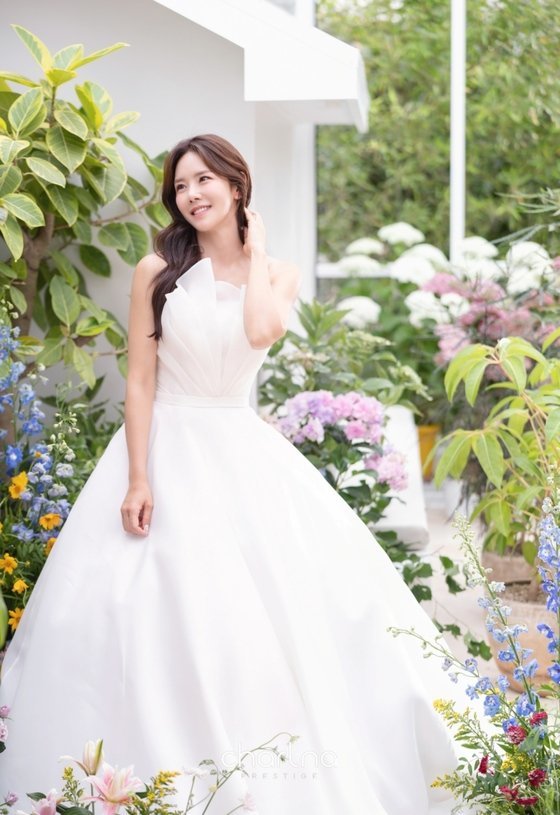 [서울=뉴시스] 배우 이연두가 9일 결혼식을 올린다. (사진=해피메리드컴퍼니 제공).2021.10.09.photo@newsis.com