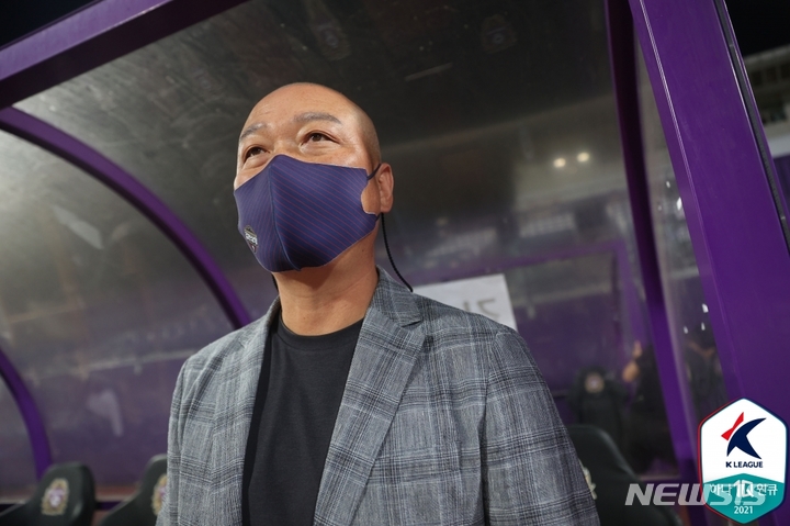 [서울=뉴시스]프로축구 김천 상무 김태완 감독 (사진 = 프로축구연맹 제공)