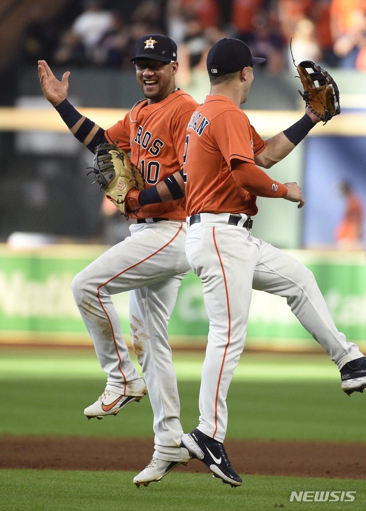 [휴스턴=AP/뉴시스]휴스턴 율리 구리엘(왼쪽)과 알렉스 브레그먼의 모습. 2021.10.09. 
