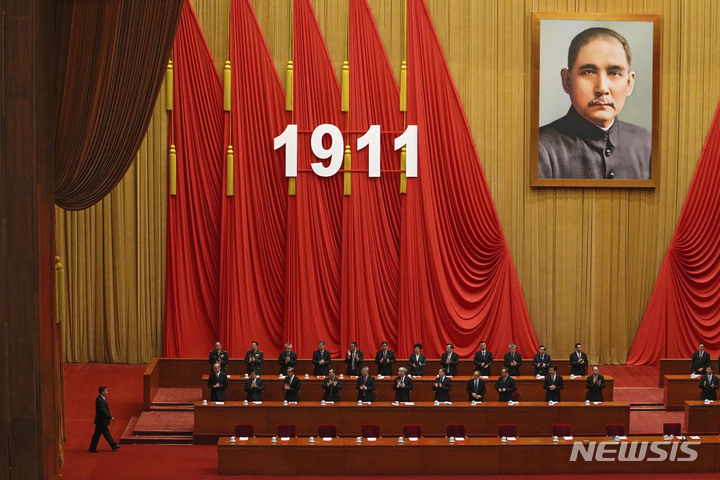 [베이징=AP/뉴시스]시진핑 중국 국가주석이 9일 베이징 인민혁명당에서 열린 신해혁명 110주년 기념식에 참석하기 위해 입장하면서 대표단의 박수를 받고 있다. 2021.10.09.
