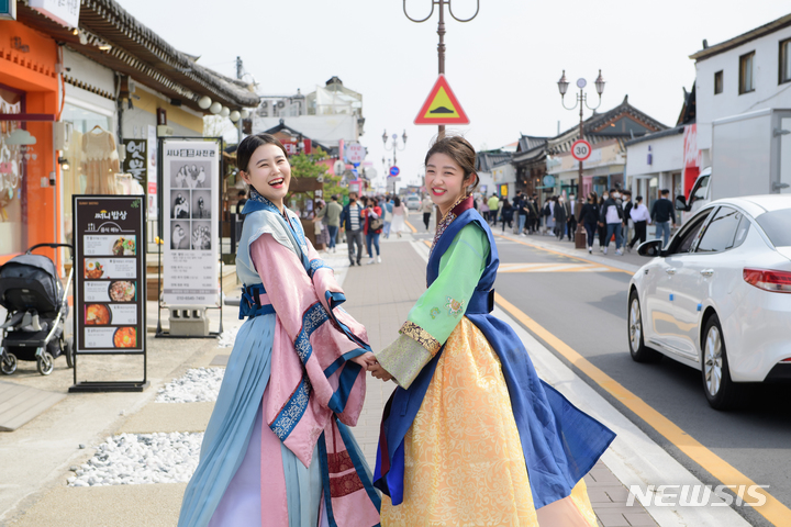 경주 황리단길의 신라복 체험. (사진=경주문화재단 제공) photo@newsis.com