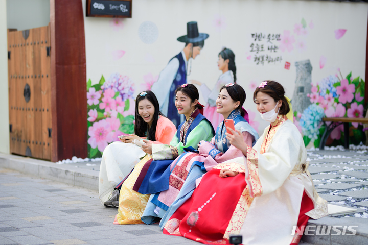 경주 황리단길의 신라복 체험