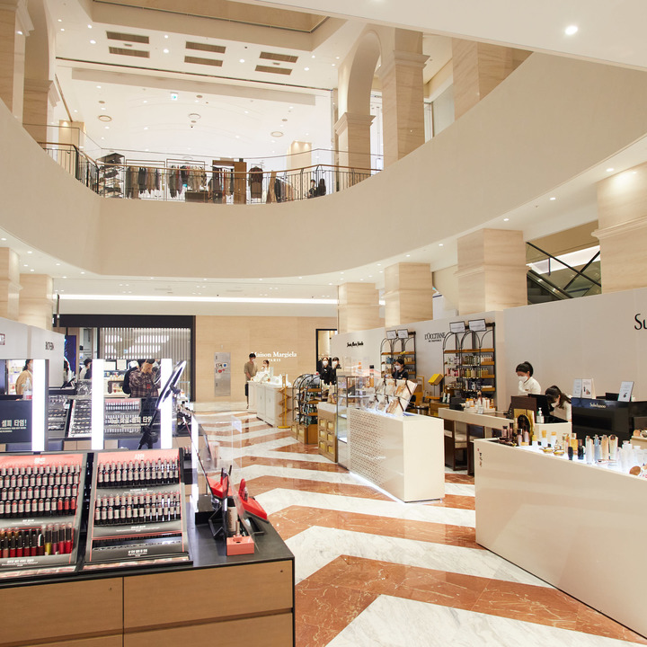 [서울=뉴시스]신세계백화점 경기점이 이번에는 명품관을 2개 층으로 늘리며 경쟁사에 맞불을 놨다. 올해 생활관, 식품관을 새 단장한 데 이어 세 번째다. 새 단장한 경기점 보이드 모습. (사진=신세계백화점 제공).&nbsp; *재판매 및 DB 금지