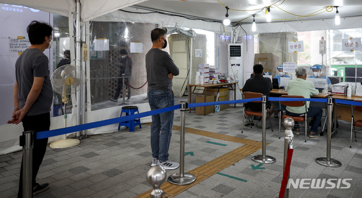 [서울=뉴시스] 정병혁 기자 = 서울 마포농수산물시장 집단감염 등 확진자가 늘어나고 있는 가운데 국내 코로나 19 신규 확진자가 1594명으로 집계된 10일 오전 서울 마포구 보건소에 설치된 선별진료소를 찾은 시민들이 코로나19 검사를 받기 위해 줄 서 있다. 2021.10.10. jhope@newsis.com