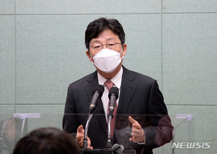 [전주=뉴시스] 김얼 기자 = 유승민 국민의힘 대선 경선 후보가 10일 전북 전주시 전북도의회 브리핑룸을 방문해 기자회견을 열고 질의에 답변하고 있다. 2021.10.10. pmkeul@newsis.com