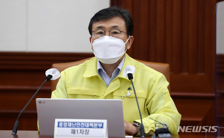 [서울=뉴시스] 추상철 기자 = 권덕철 중앙재난안전대책본부 1차장(보건복지부 장관)이 10일 오후 서울 종로구 정부서울청사에서 열린 코로나19 중앙재난안전대책본부 회의를 주재하고 있다. 2021.10.10. scchoo@newsis.com