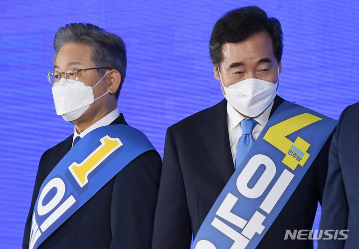 [서울=뉴시스] 국회사진기자단 = 더불어민주당 이재명(왼쪽), 이낙연 대선 경선 후보가 10일 서울 송파구 올림픽공원에서 열린 서울 합동연설회에서 포토타임을 마치고 자리로 향하고 있다. 2021.10.10. photo@newsis.com