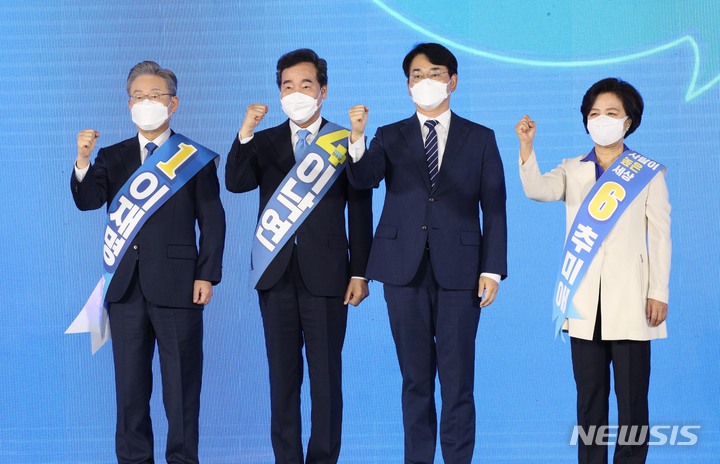 [서울=뉴시스] 국회사진기자단 = 더불어민주당 이재명(왼쪽부터), 이낙연, 박용진, 추미애 대선 경선 후보가 10일 서울 송파구 올림픽공원에서 열린 서울 합동연설회에서 포즈를 취하고 있다. 2021.10.10. photo@newsis.com