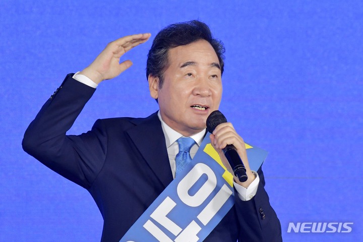 [서울=뉴시스] 국회사진기자단 = 이낙연 더불어민주당 대선 경선 후보가 10일 서울 송파구 올림픽공원 핸드볼경기장에서 열린 서울 합동연설회에서 정견발표를 하고 있다. 2021.10.10. photo@newsis.com