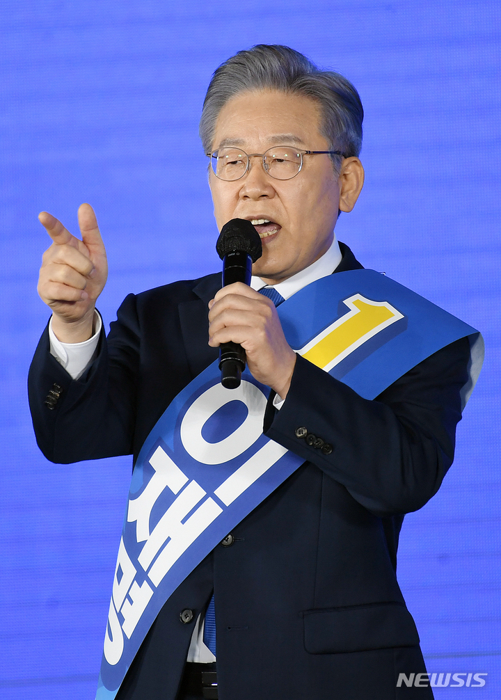 [서울=뉴시스] 국회사진기자단 = 이재명 더불어민주당 대선 경선 후보가 10일 서울 송파구 올림픽공원 핸드볼경기장에서 열린 서울 합동연설회에서 정견발표를 하고 있다. 2021.10.10. photo@newsis.com