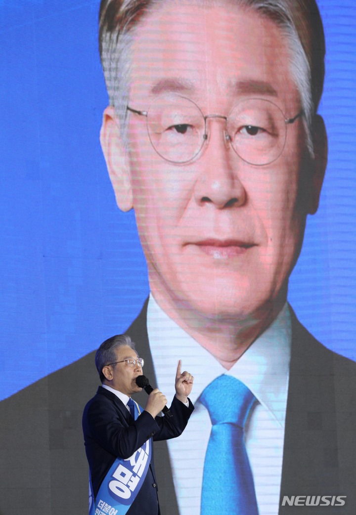 [서울=뉴시스] 국회사진기자단 = 이재명 더불어민주당 대선 경선 후보가 10일 서울 송파구 올림픽공원 핸드볼경기장에서 열린 서울 합동연설회에서 정견발표를 하고 있다. 2021.10.10. photo@newsis.com