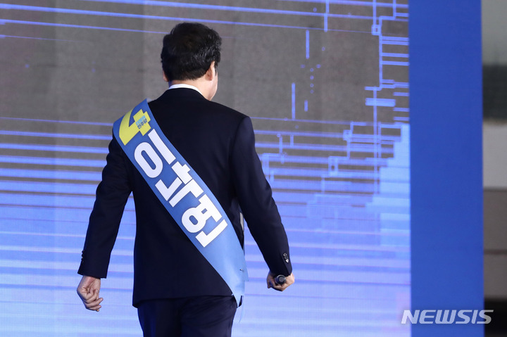 [서울=뉴시스] 국회사진기자단 = 이낙연 더불어민주당 대선 경선 후보가 10일 서울 송파구 올림픽공원 핸드볼경기장에서 열린 서울 합동연설회에서 정견발표를 마치고 자리로 향하고 있다. 2021.10.10. photo@newsis.com