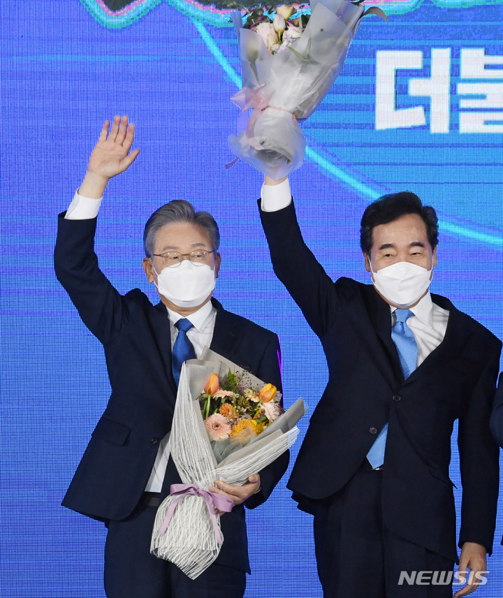 [서울=뉴시스] 국회사진기자단 = 더불어민주당 제20대 대통령 후보에 선출된 이재명 후보가 10일 서울 송파구 올림픽공원 핸드볼경기장에서 열린 서울 합동연설회에서 이낙연 후보와 포즈를 취하고 있다. 2021.10.10. photo@newsis.com