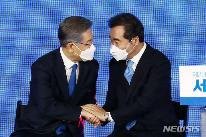 [서울=뉴시스] 국회사진기자단 = 더불어민주당 제20대 대통령 후보에 선출된 이재명 후보가 지난 10일 서울 송파구 올림픽공원 핸드볼경기장에서 열린 서울 합동연설회에서 이낙연 후보와 인사하고 있다. 2021.10.10. photo@newsis.com