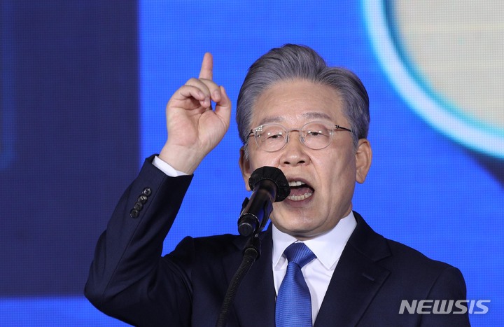 [서울=뉴시스] 국회사진기자단 = 더불어민주당 제20대 대통령 후보에 선출된 이재명 후보가 10일 서울 송파구 올림픽공원 핸드볼경기장에서 열린 서울 합동연설회에서 수락 연설을 하고 있다. 2021.10.10. photo@newsis.com