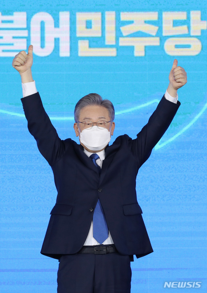 [서울=뉴시스] 국회사진기자단 = 더불어민주당 제20대 대통령 후보에 선출된 이재명 후보가 10일 서울 송파구 올림픽공원 핸드볼경기장에서 열린 서울 합동연설회에서 두 손을 들어 보이고 있다. 2021.10.10. photo@newsis.com