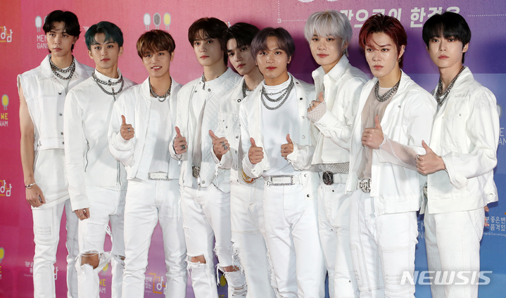 [서울=뉴시스] 조성우 기자 = 그룹 NCT127이 10일 오후 서울 강남구 코엑스 주차장에서 열린 '온택트 20201 강남 페스티발 영동대로 케이팝 콘서트'에서 포즈를 취하고 있다.  2021.10.10. xconfind@newsis.com