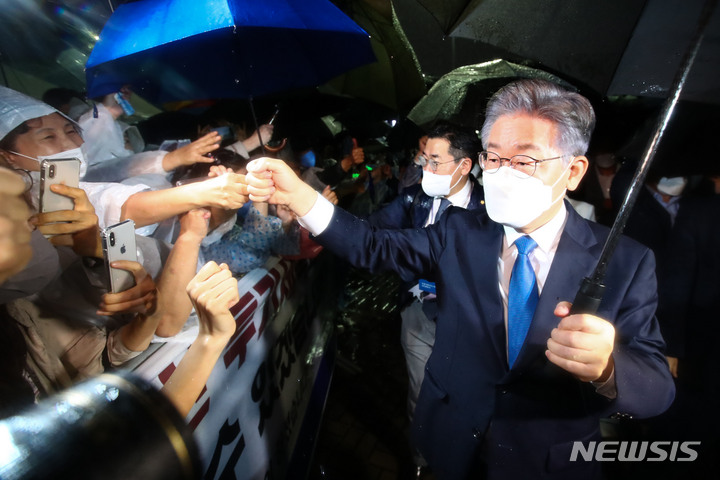 [서울=뉴시스] 국회사진기자단 = 더불어민주당 제20대 대통령 후보에 선출된 이재명 후보가 10일 서울 송파구 올림픽공원 핸드볼경기장에서 열린 서울 합동연설회를 마치고 지지자들에게 인사하고 있다. 2021.10.10. photo@newsis.com