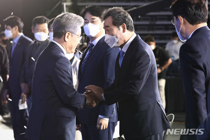[서울=뉴시스] 국회사진기자단 = 더불어민주당 제20대 대통령 후보에 선출된 이재명 후보가 10일 서울 송파구 올림픽공원 핸드볼경기장에서 열린 서울 합동연설회에서 수락 연설을 마치고 이낙연 후보와 인사하고 있다. 2021.10.10. photo@newsis.com