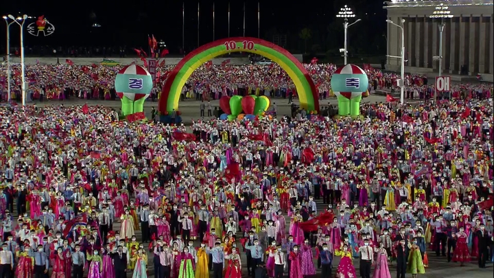 [서울=뉴시스] 조산중앙TV는 10일 조선노동당 창건 76주년을 경축하며 청년학생 야회 및 축포 발사를 실황 중계했다. 북한은 코로나 팬데믹 이후 감염자가 한 명도 없다며 대규모 군중집회를 수시로 개최해 왔다. (사진=조선중앙TV 캡처) 2021.10.10. photo@newsis.com *재판매 및 DB 금지