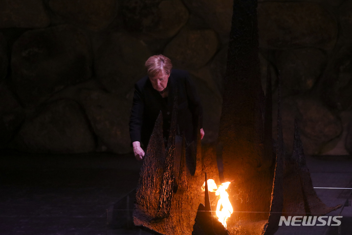 [예루살렘=AP/뉴시스] 앙겔라 메르켈 독일 총리가 10일(현지시간) 이스라엘 예루살렘 야드 바셈 홀로코스트 박물관에서 열린 홀로코스트 피해자 추모식에 참석하고 있다. 2021.10.12. 