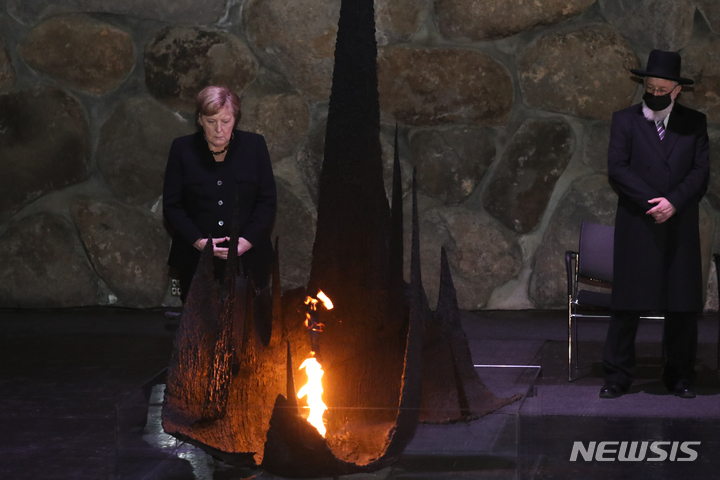 [예루살렘=AP/뉴시스] 앙겔라 메르켈 독일 총리가 10일(현지시간) 이스라엘 예루살렘 야드 바셈 홀로코스트 박물관에서 열린 홀로코스트 피해자 추모식에 참석하고 있다. 2021.10.12. 