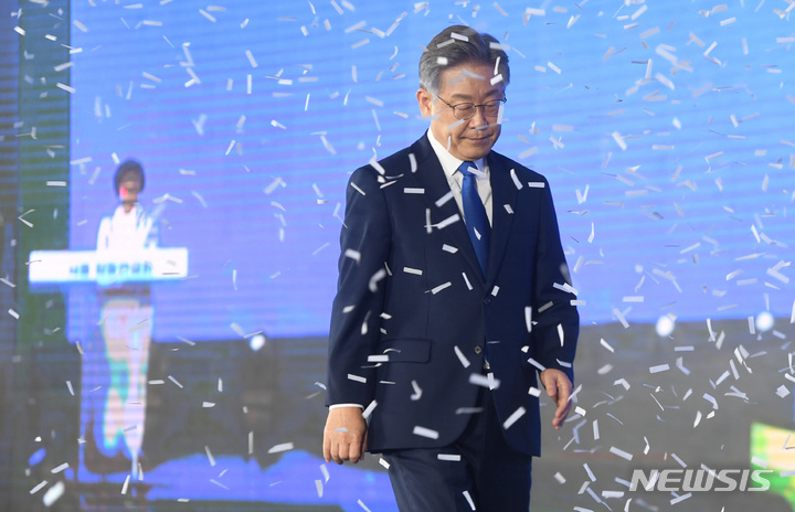 [서울=뉴시스] 국회사진기자단 = 더불어민주당 제20대 대통령 후보로 선출된 이재명 후보가 10일 서울 송파구 올림픽공원 핸드볼경기장에서 열린 서울 합동연설회에서 수란 역설을 마치고 이동하고 있다. 2021.10.10. photo@newsis.com