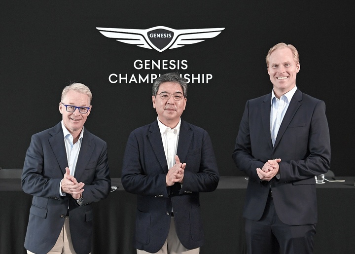 지난 10일 인천 송도에서 열린 제네시스 글로벌 골프 파트너십 미디어 세션에서 (왼쪽부터) 제네시스 브랜드 장재훈 사장, 키스 펠리 유러피언 투어 CEO, 크리스찬 하디 PGA투어 수석 부사장이 박수를 치며 포즈를 취하고 있다. (사진 = 현대차그룹 제공) *재판매 및 DB 금지