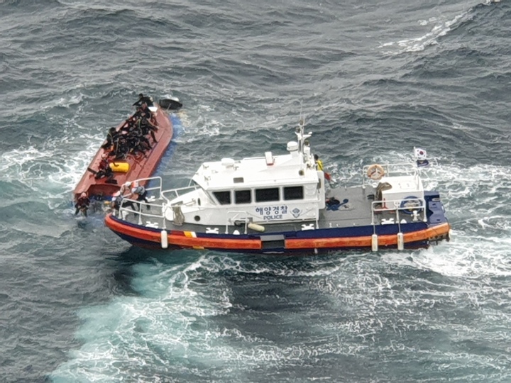통영 매물도 연안자망어선 전복, 승선원 12명 전원 구조