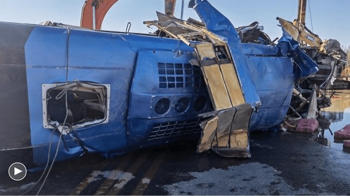 [서울=뉴시스]중국 허베이성에서 발생한 통근버스 전복사고 현장 모습. (사진 = CGTN 홈페이지 캡처) 2021.10.11. *재판매 및 DB 금지