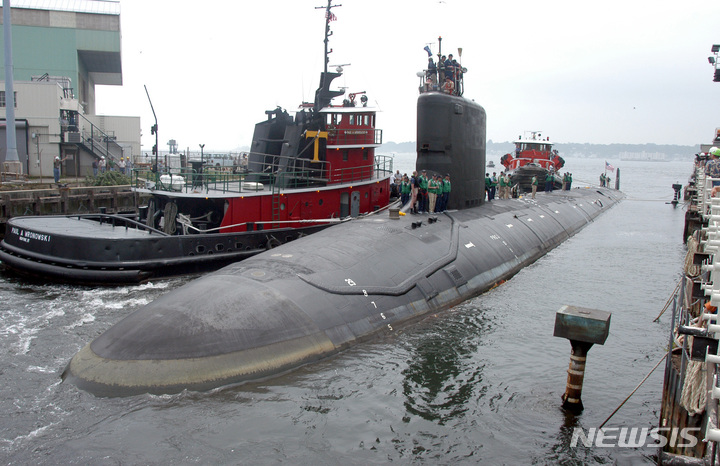 [그로턴(미 코네티컷주)= AP/뉴시스] 미해군의 핵잠수함정보를 외국에 팔려다 체포된 해군부부가 활동한 미 동부 코네티컷주의 해군기지 부두. 이들은 외국 대표라고 여긴 인물에게 함선의 설계등 기밀을 넘겨주다가 위장근무중인 미 연방수사국(FBI)요원에게 체포되었고, 19일 기소되었다고 미 법무부가 밝혔다.&nbsp; 