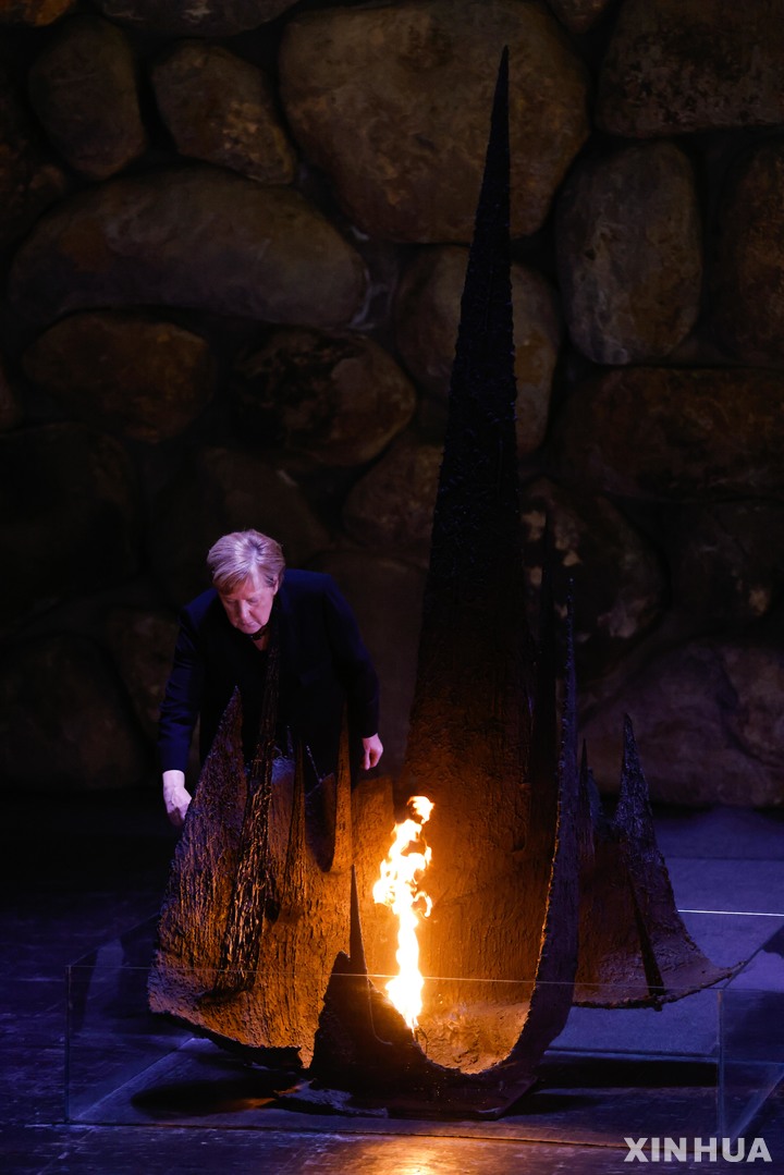 [예루살렘=신화/뉴시스] 앙겔라 메르켈 독일 총리가 10일(현지시간) 이스라엘 예루살렘 야드 바셈 홀로코스트 박물관에서 홀로코스트 피해자 추모를 하고 있다. 2021.10.12.