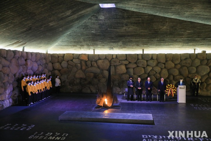 [예루살렘=신화/뉴시스] 앙겔라 메르켈 독일 총리와 나프탈리 베네트 이스라엘 총리가 10일(현지시간) 이스라엘 예루살렘 야드 바셈 홀로코스트 박물관에서 홀로코스트 피해자를 추모하고 있다. 2021.10.12. 