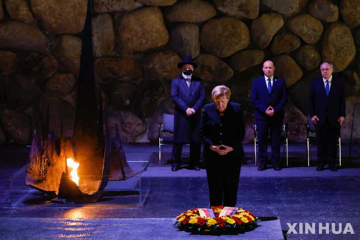 [예루살렘=신화/뉴시스] 앙겔라 메르켈 독일 총리가 10일(현지시간) 이스라엘 예루살렘 야드 바셈 홀로코스트 박물관에서 홀로코스트 피해자 추모를 하고 있다. 2021.10.12.