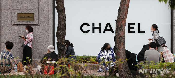 [서울=뉴시스] 권창회 기자 = 명품 수요가 늘어나면서 루이뷔통, 불가리, 샤넬 등 명품브랜드들이 가격 인상을 하고 있는 가운데 11일 오전 서울 중구 신세계백화점 본점에서 시민들이 명품들을 사기 위해 백화점 오픈을 기다리고 있다. 최근 명품 브랜드 샤넬은 이달부터 인기 상품의 인당 구매 가능 수량을 ‘1년 1점’으로 제한했다. 2021.10.11. kch0523@newsis.com