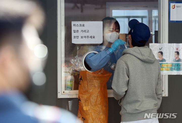 [서울=뉴시스] 고승민 기자 = 서울역 임시 선별 검사소를 찾은 한 시민이 코로나19 검사를 받고 있다. 2021.10.11. kkssmm99@newsis.com 이 사진은 기사 내용과 직접적 관련 없음