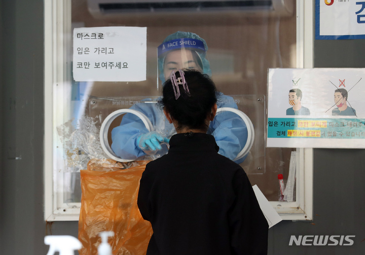 [서울=뉴시스] 고승민 기자 = 질병관리청 중앙방역대책본부에 따르면 0시 기준 코로나19 누적 확진자가 전날보다 1,297명 증가한 33만2816명을 기록한 11일 서울역 임시선별검사소를 찾은 시민이 검사를 하고 있다. 2021.10.11. kkssmm99@newsis.com