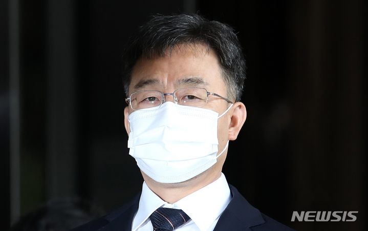 [서울=뉴시스] 조성우 기자 = 성남 대장동 개발 특혜 의혹이 불거진 화천대유 대주주 김만배씨가 지난 11일 오전 서울 서초구 서울중앙지방검찰청에 피의자 신분으로 출석하며 취재진 질문에 답하고 있다. 2021.10.11. xconfind@newsis.com