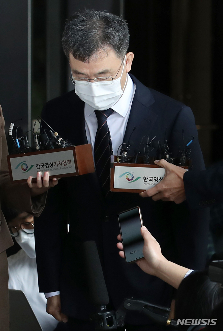 [서울=뉴시스] 조성우 기자 = 성남 대장동 개발 특혜 의혹이 불거진 화천대유 대주주 김만배 씨가 11일 오전 서울 서초구 서울중앙지방검찰청에 피의자 신분으로 출석하고 있다. 2021.10.11. xconfind@newsis.com