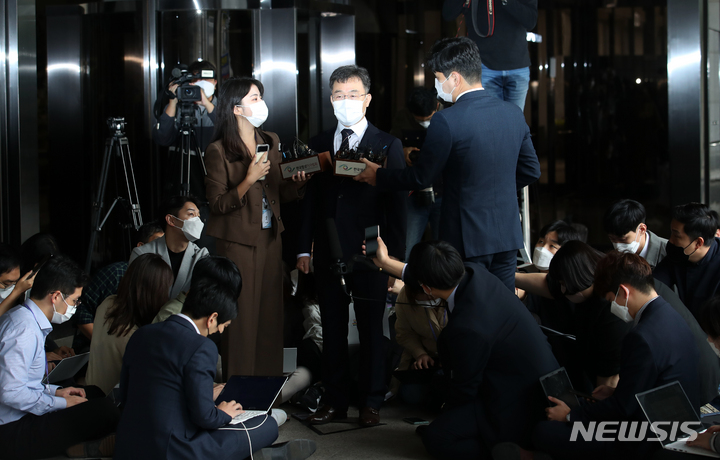 [서울=뉴시스] 조성우 기자 = 성남 대장동 개발 특혜 의혹이 불거진 화천대유 대주주 김만배 씨가 11일 오전 서울 서초구 서울중앙지방검찰청에 피의자 신분으로 출석하며 취재진 질문에 답하고 있다. 2021.10.11. xconfind@newsis.com