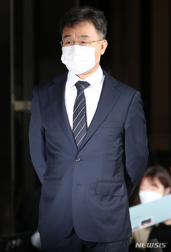 [서울=뉴시스] 조성우 기자 = 성남 대장동 개발 특혜 의혹이 불거진 화천대유 대주주 김만배 씨가 11일 오전 서울 서초구 서울중앙지방검찰청에 피의자 신분으로 출석하고 있다. 2021.10.11. xconfind@newsis.com