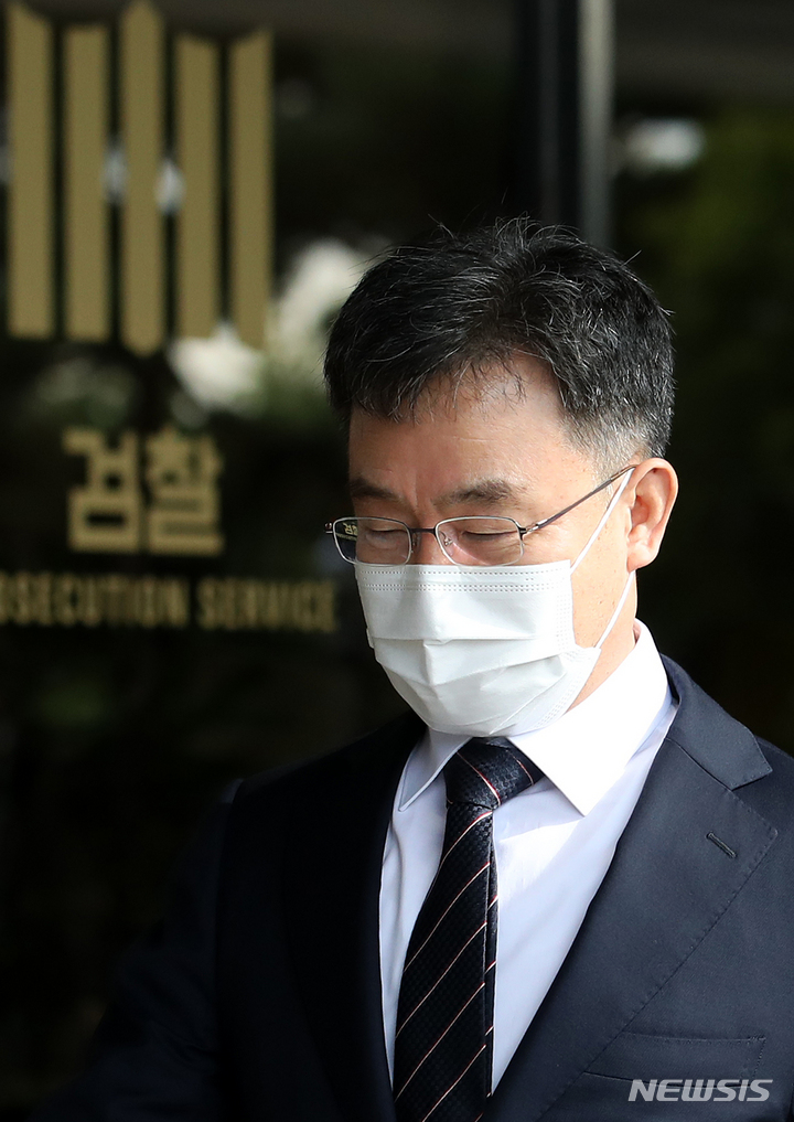 [서울=뉴시스] 조성우 기자 = 성남 대장동 개발 특혜 의혹이 불거진 화천대유 대주주 김만배 씨가 11일 오전 서울 서초구 서울중앙지방검찰청에 피의자 신분으로 출석하고 있다. 2021.10.11. xconfind@newsis.com