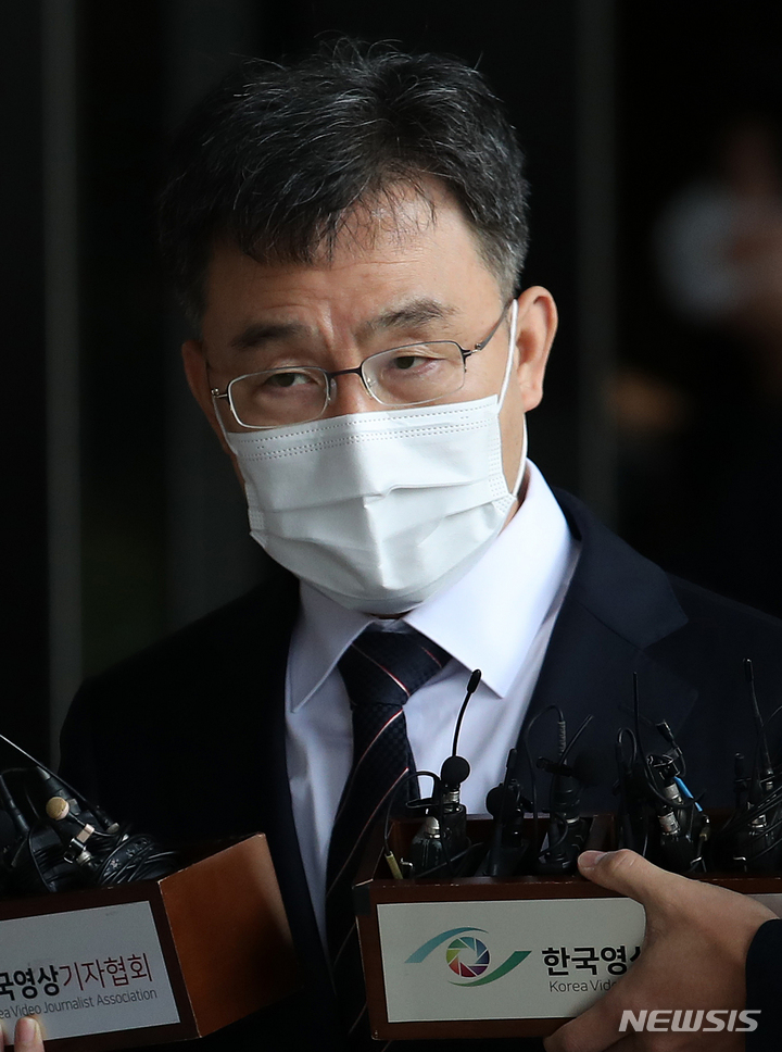 [서울=뉴시스] 조성우 기자 = 성남 대장동 개발 특혜 의혹이 불거진 화천대유 대주주 김만배 씨가 11일 오전 서울 서초구 서울중앙지방검찰청에 피의자 신분으로 출석하고 있다. 2021.10.11. xconfind@newsis.com