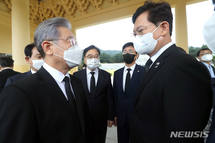 [대전=뉴시스] 강종민 기자 = 더불어민주당 대선후보로서 첫 행보로 11일 오전 국립대전현충원 참배에 나선 이재명 후보가 참배를 마친 뒤 송영길 대표와 대화하고 있다. 2021.10.11. ppkjm@newsis.com
